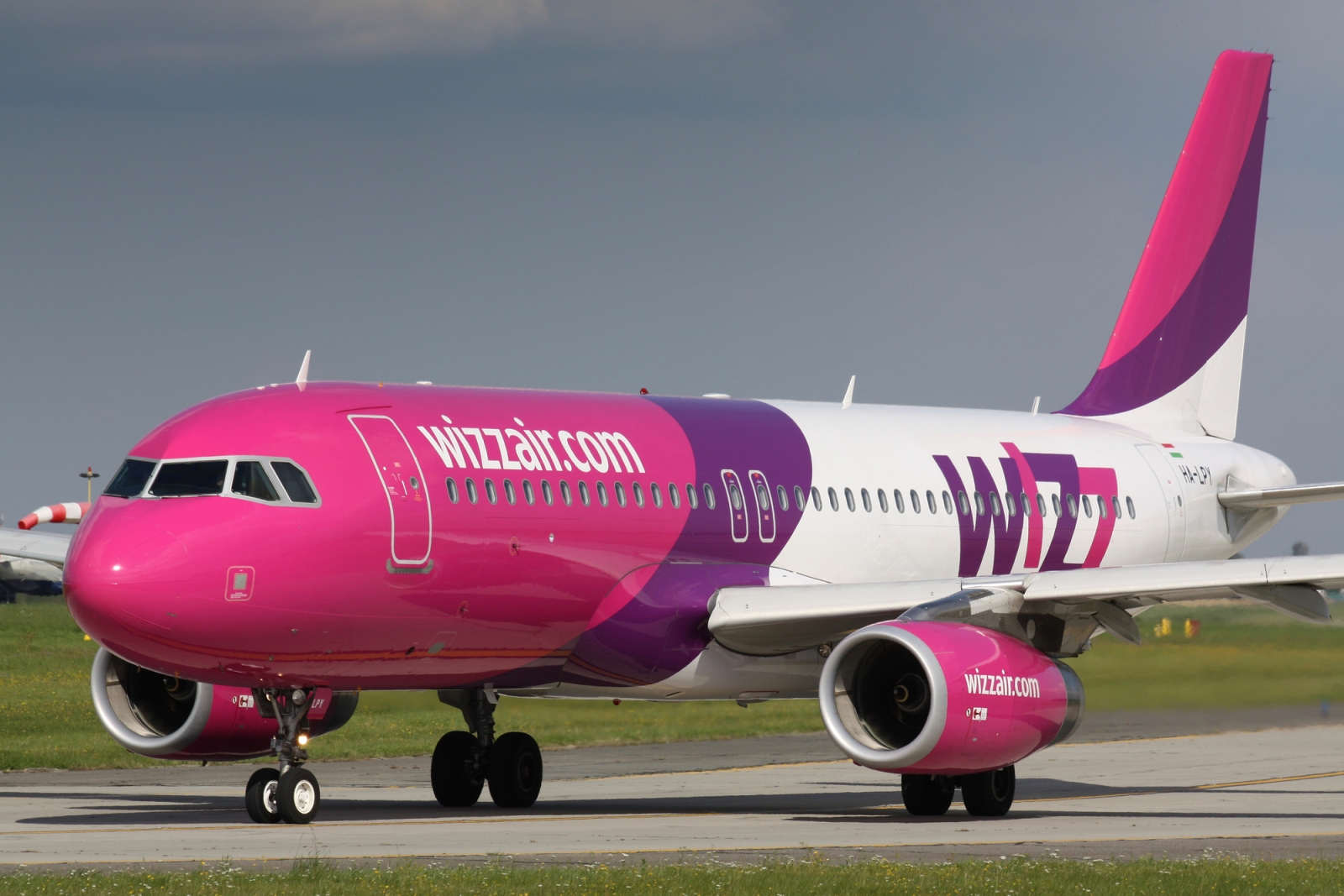 На рейсах Wizz Air більше не потрібно платити за дрібний багаж в салоні