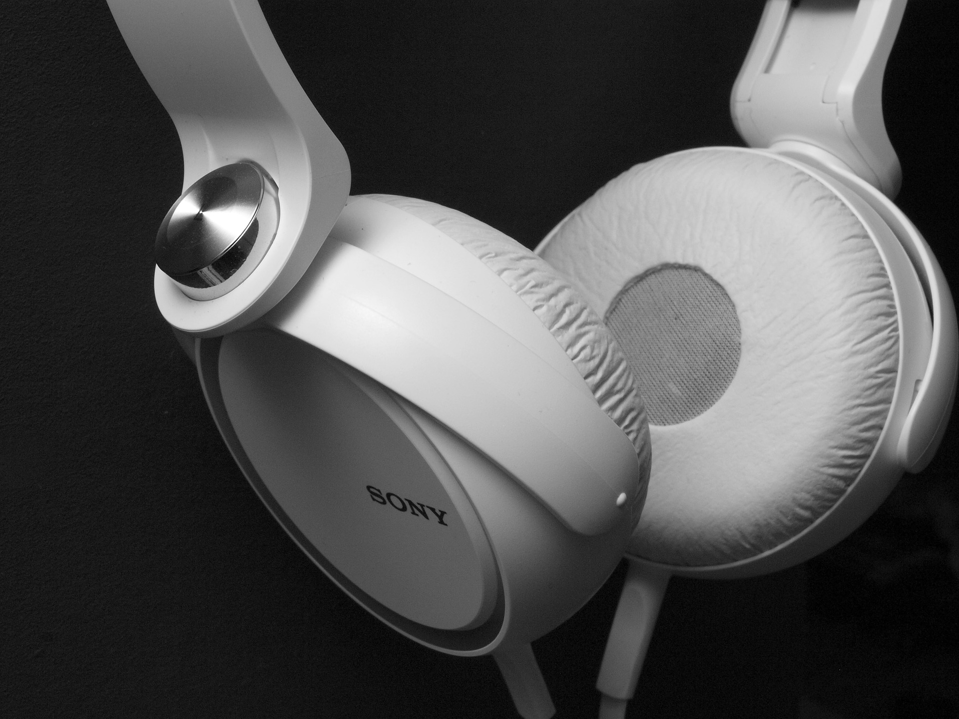 Sony додасть підтримку голосового помічника Google в старі моделі навушників