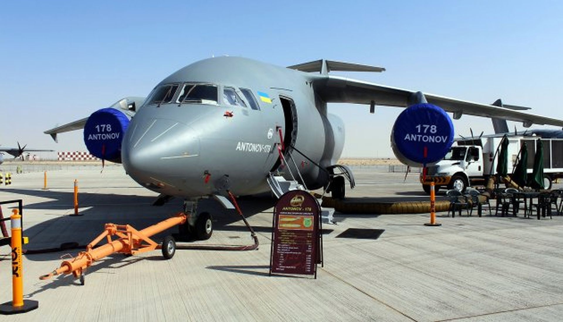 «Антонов» представив 2 транспортні літаки у Туреччині
