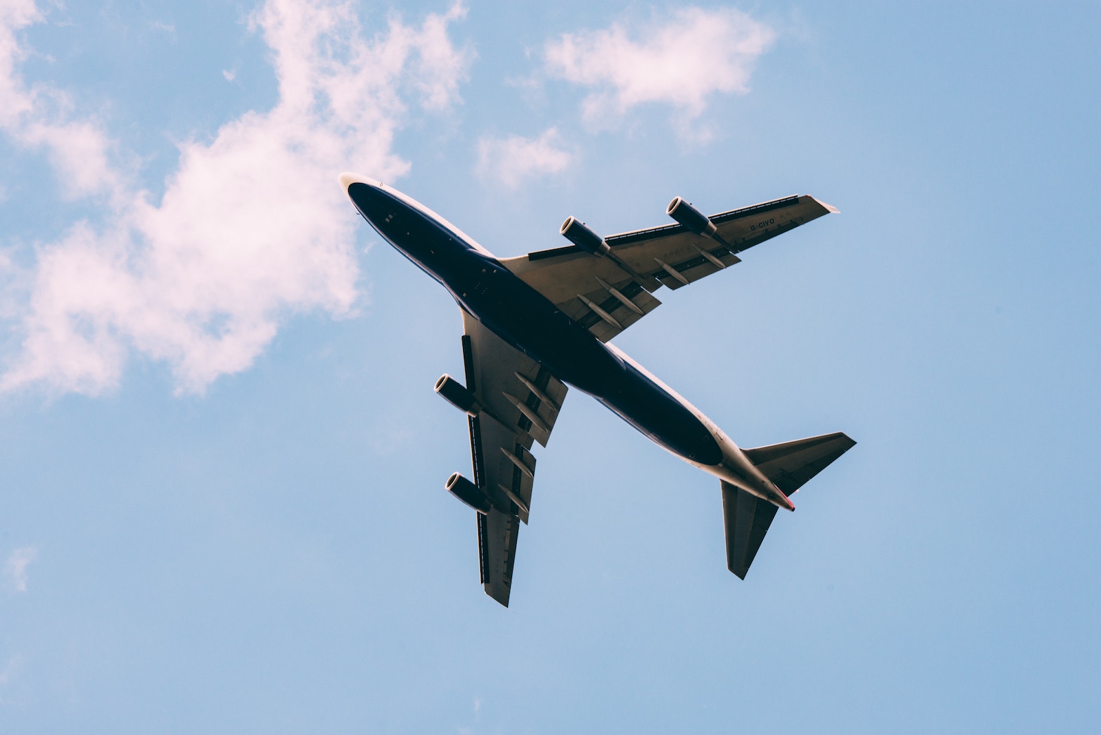15 бюджетних напрямків для подорожей літаком на травневі свята