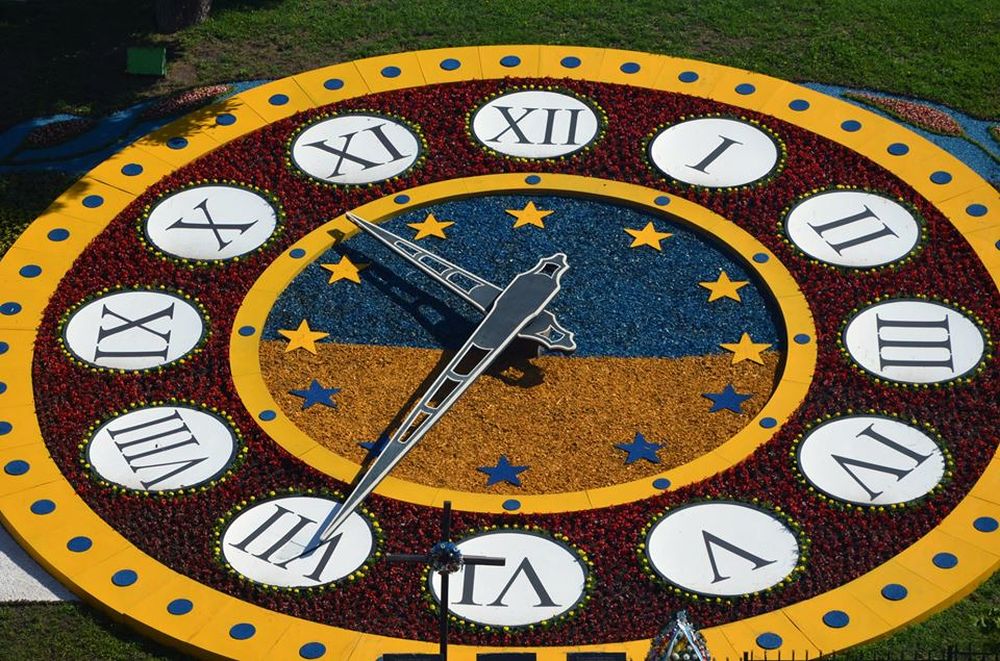 На Майдані Незалежності у Києві оновили квітковий годинник 