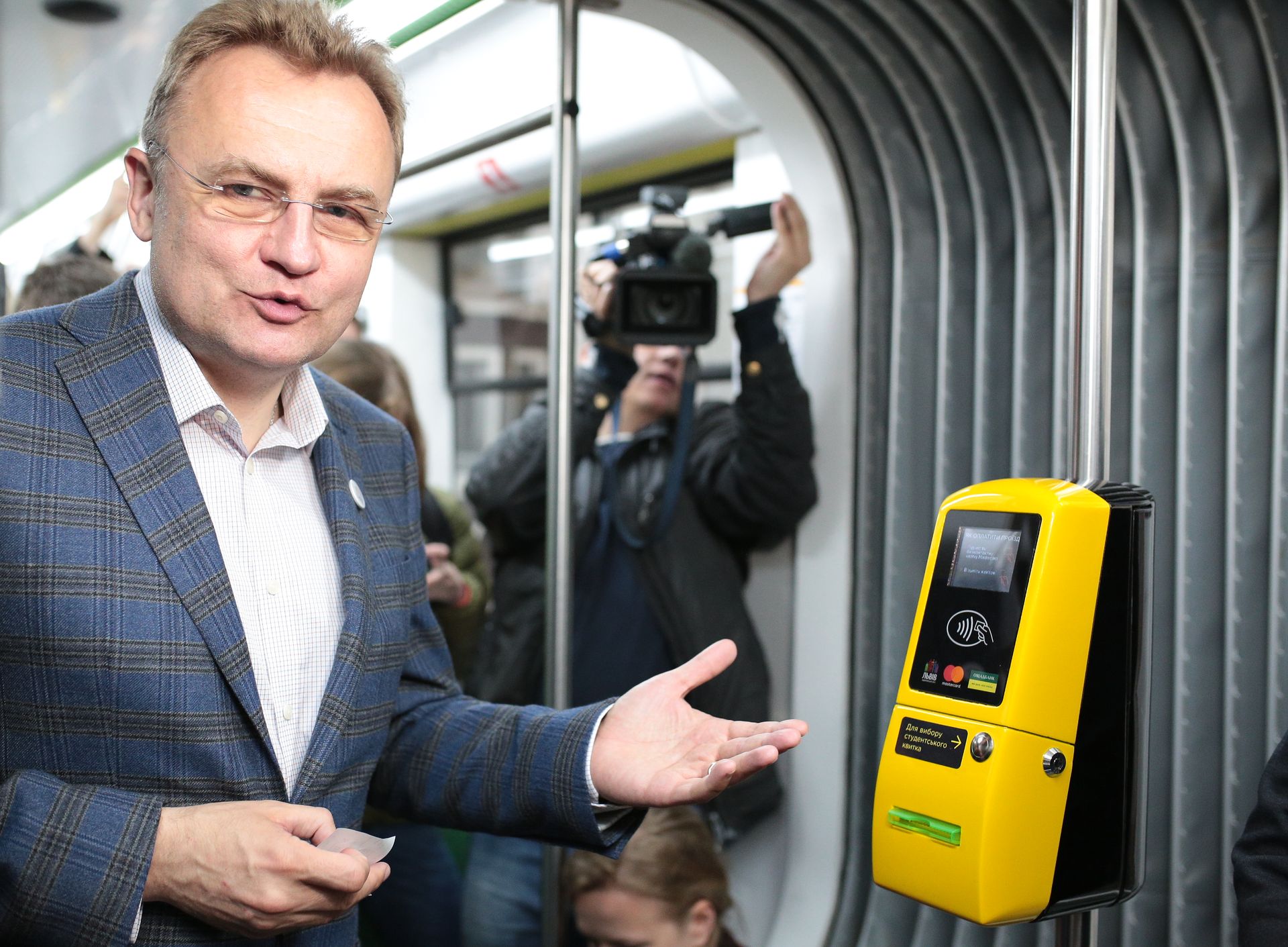 У львівських трамваях запрацювала безконтактна оплата від Mastercard
