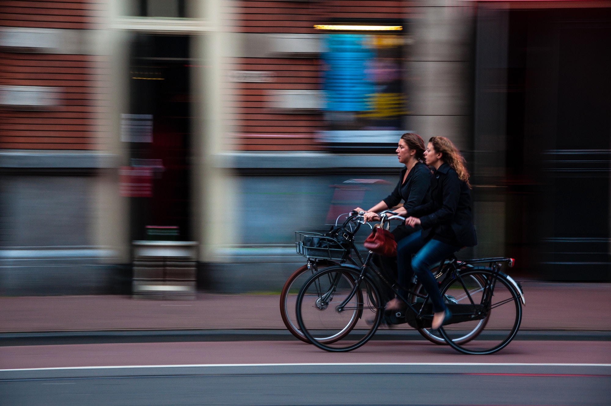 Uber пропонує клієнтам пересідати на електросамокати і велосипеди