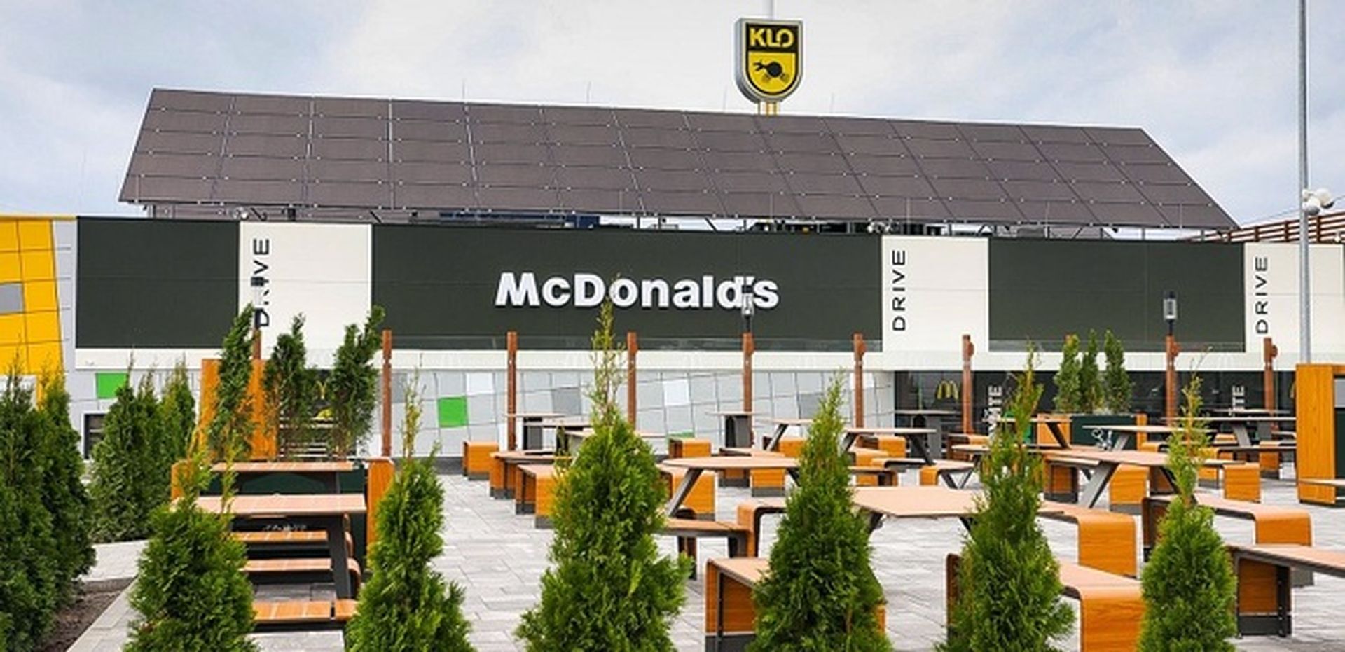 В Україні відкрили перший McDonald’s на АЗС