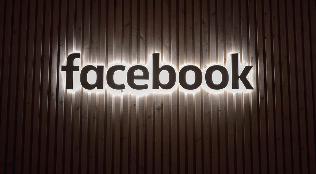 Facebook pokazav novyj dyzajn: bilyj kolir, temna tema, akcent na Stories ta grupy