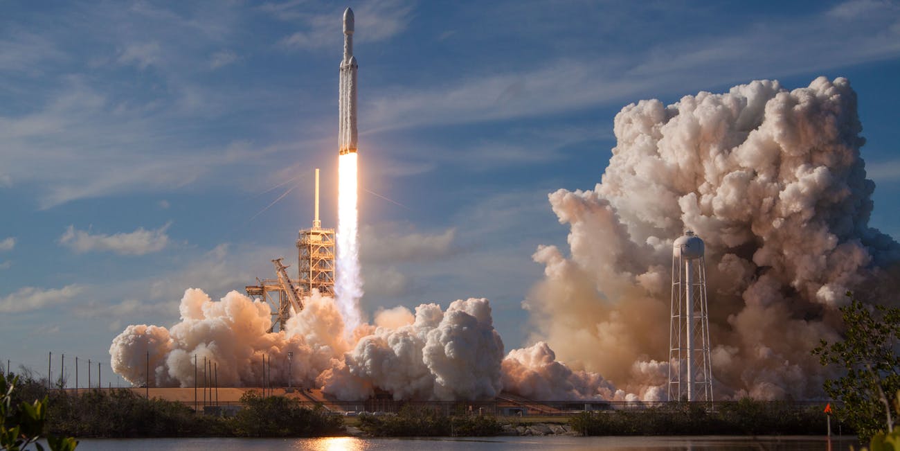 SpaceX uspišno zdijsnyla peršyj komercijnyj zapusk Falcon Heavy