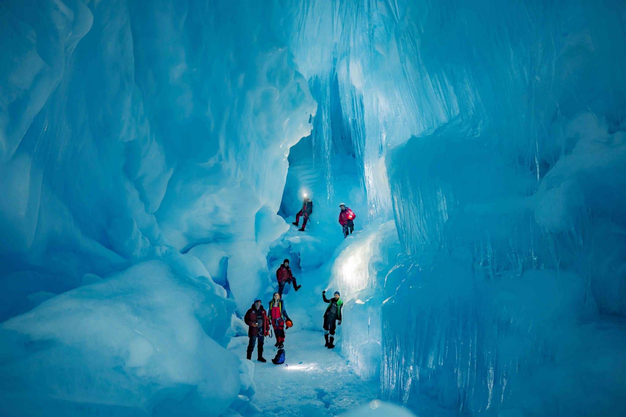 🐧 Українські полярники знайшли льодовикову печеру в Антарктиді – дивіться фото