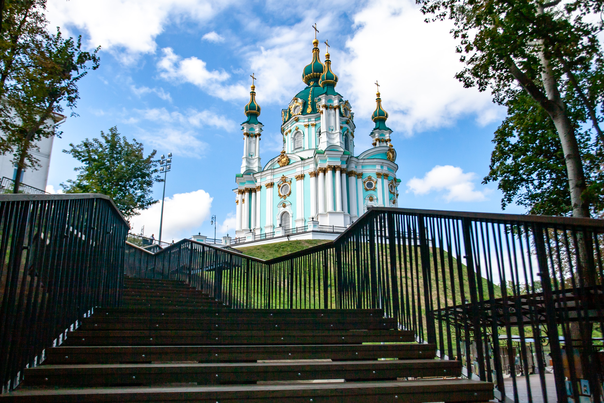 🎢 У Києві відкрили нові сходи від Андріївської церкви до Алеї художників та «Володимирської гірки»