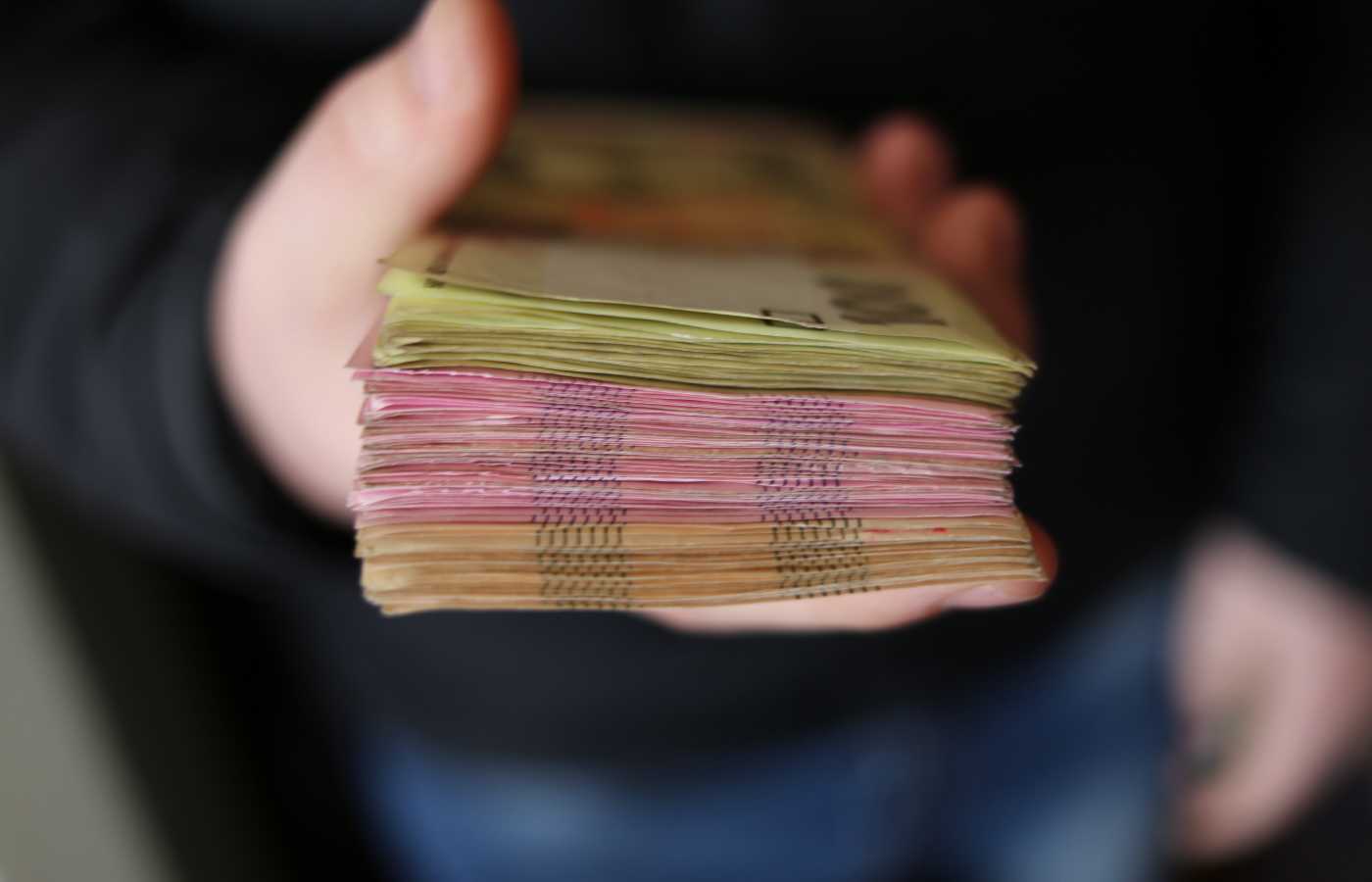 💸 Завтра вводять в обіг нову купюру 200 гривень: який вигляд має нова банкнота