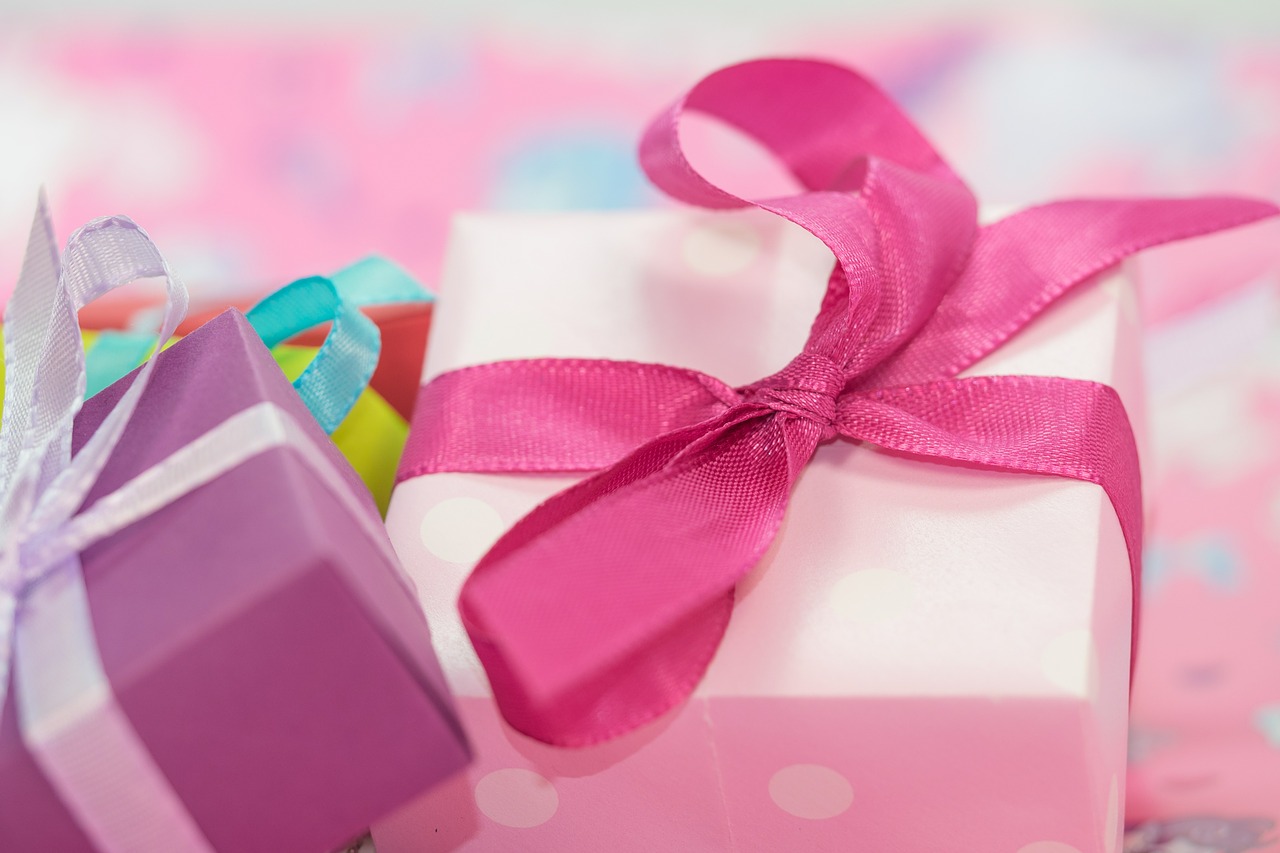 💐 Що подарувати на 8 березня дівчині: подарунки сучасній жінці