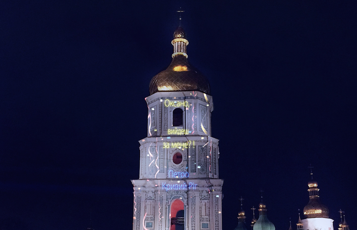 🎄 Na golovnij novoričnij plošči Ukraїny transljuvatymuť pobažannja z uśogo svitu — vidkryto zbir pryvitań