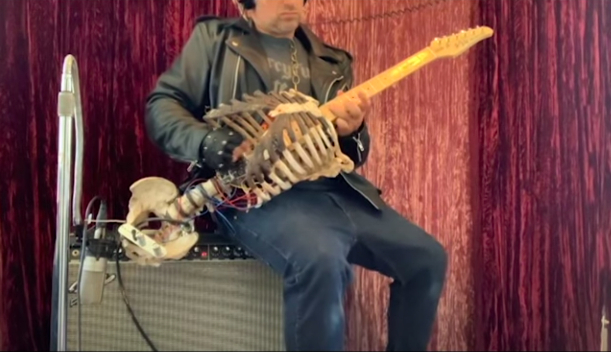 ☠️ Металіст змайстрував гітару зі справжнього скелету людини