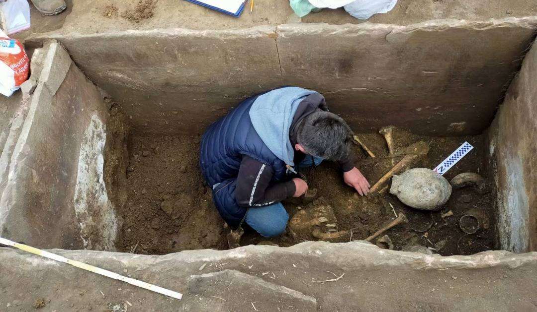 😲 Археологи знайшли на Тернопільщині гробницю з артефактами, яким понад 5 тис років
