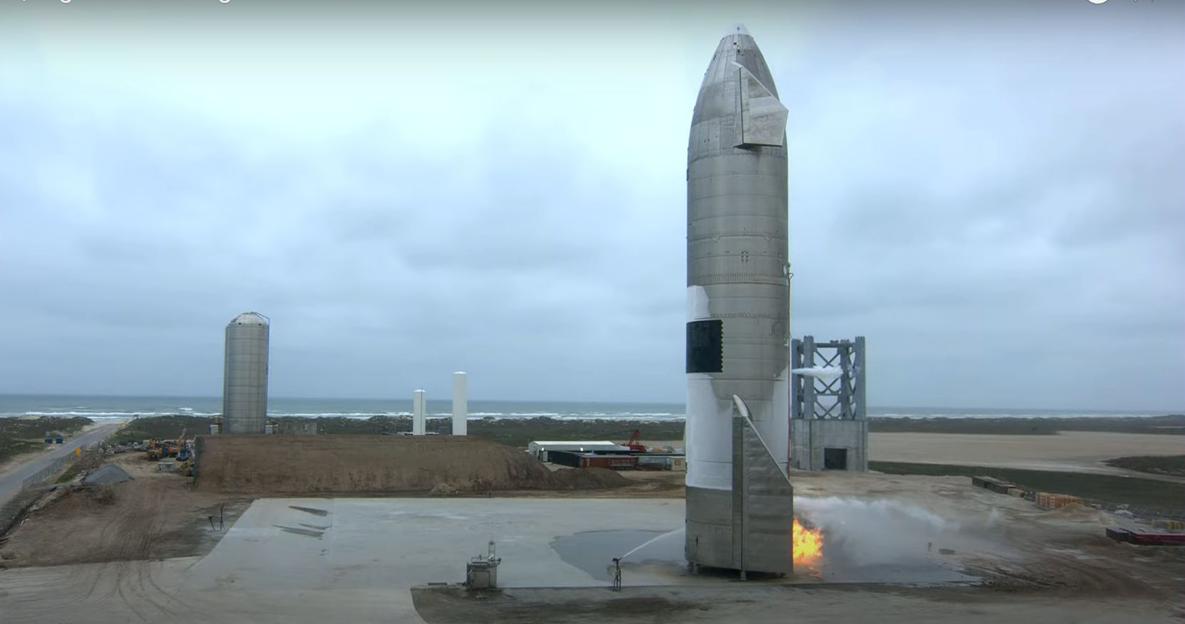 🚀 Прототип космічного корабля SpaceX вперше здійснив успішну посадку і не вибухнув