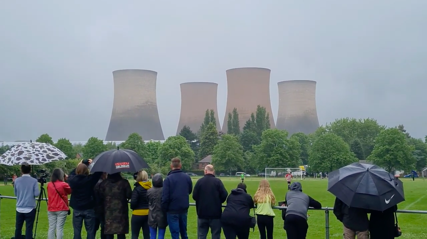 😱 Відео: у Великій Британії вибухом знесли 117 метрові ТЕЦ