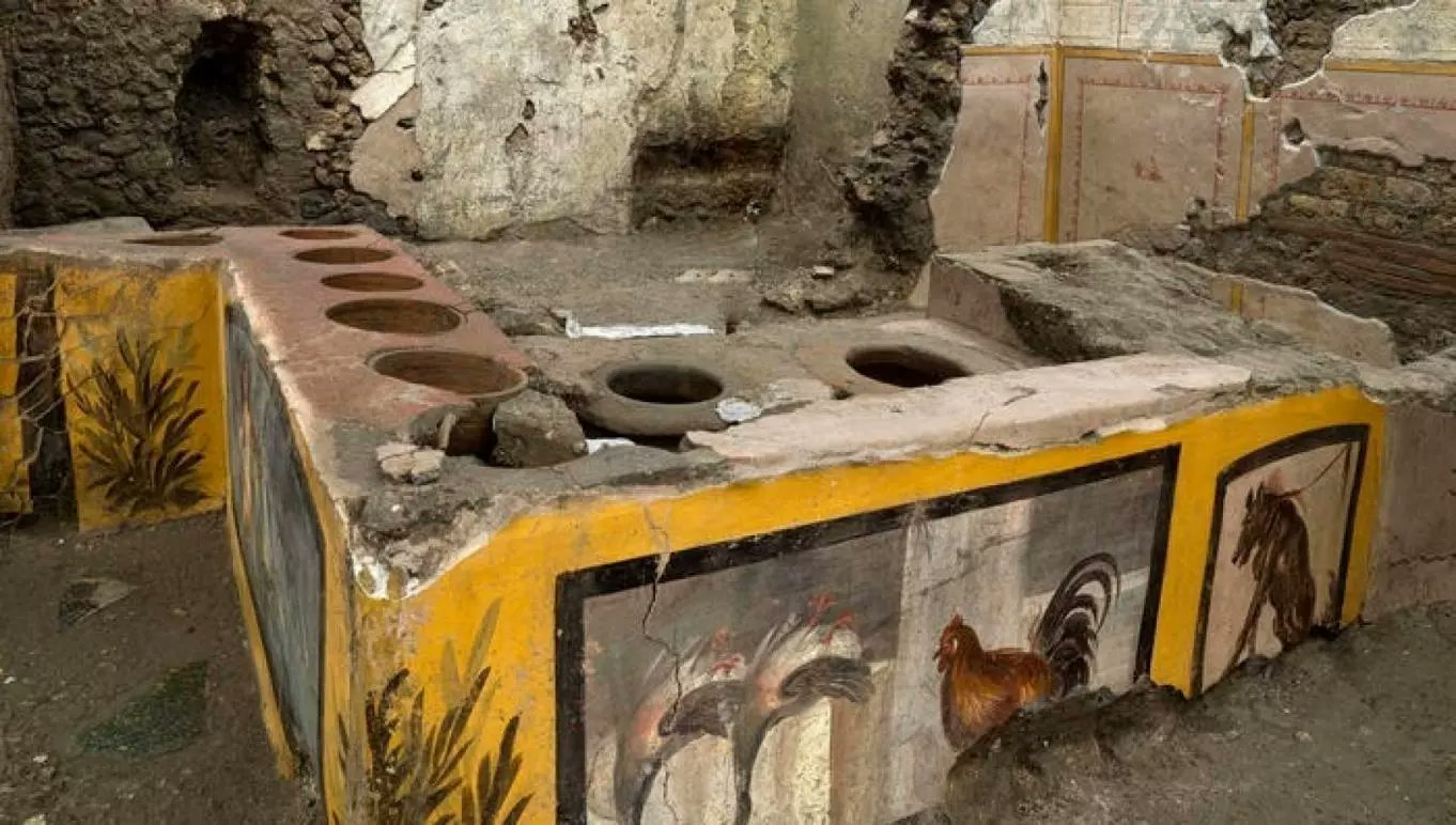 🏺 Їдальня у Помпеях, яка понад 2000 років була захована у попелі, знову почала працювати