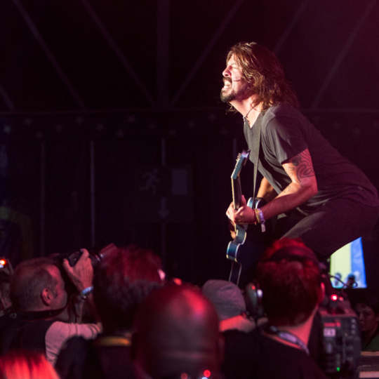 🤪 Video: baptysty vymagaly skasuvaty koncert Foo Fighters. Gurt pryїhav na piket i dav koncert