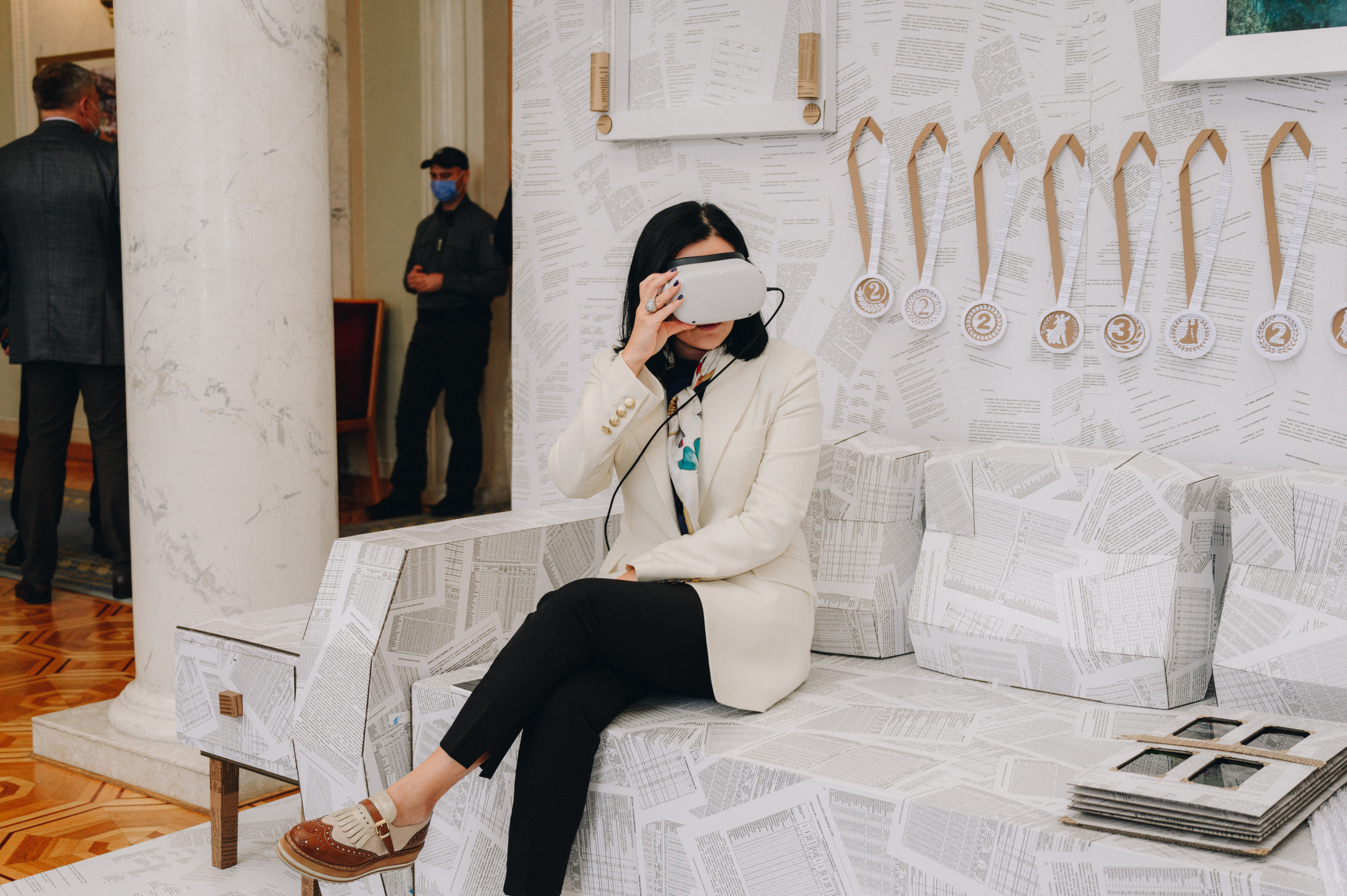 На кожній інсталяції у VR-окулярах розповідають історії героїв виставки