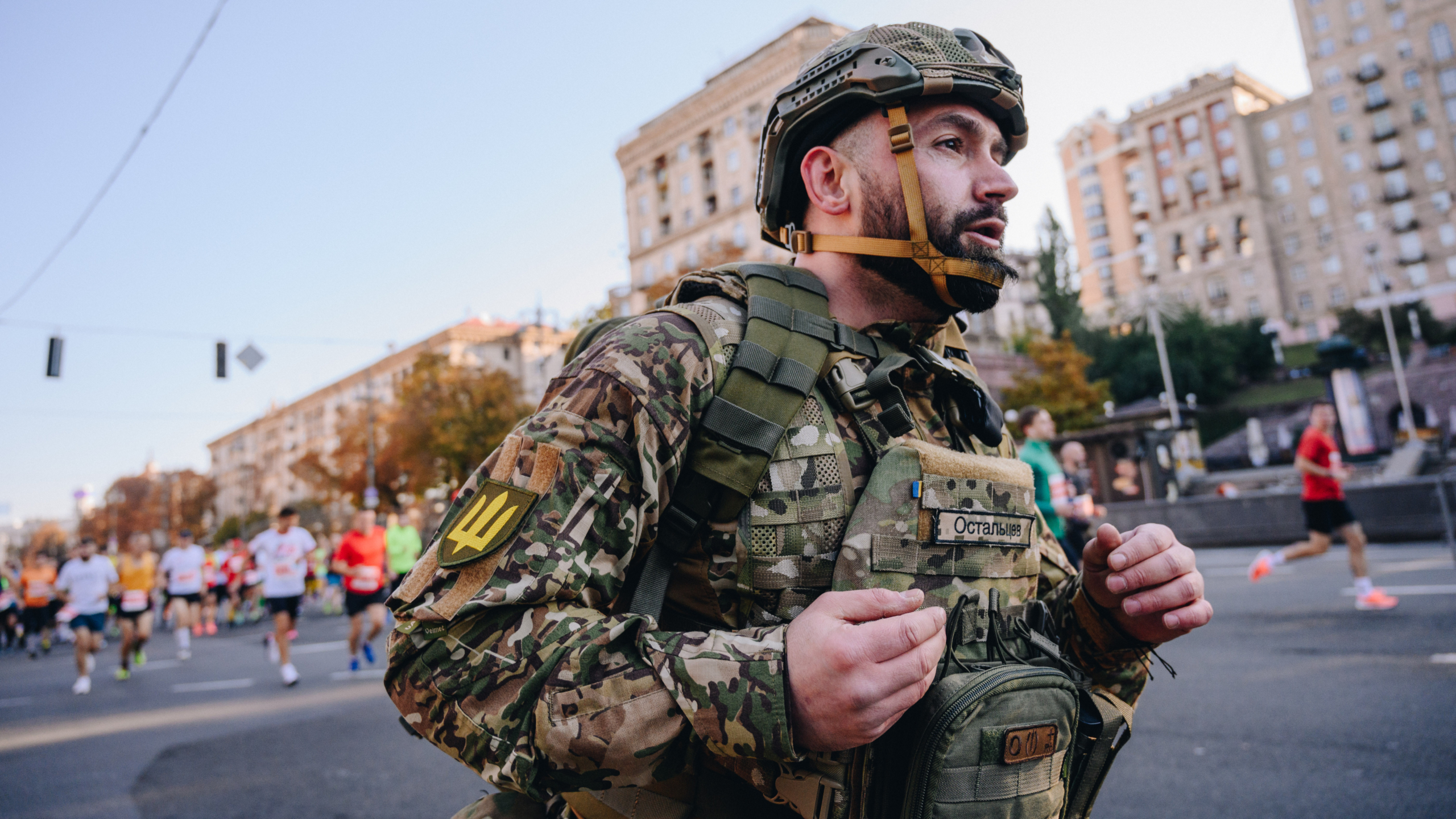 👏🏻 «Najvažčyj zabig»: u Kyjevi veteran ATO probig dystanciju u vijśkovij amuniciї vagoju ponad 30 kilogramiv 