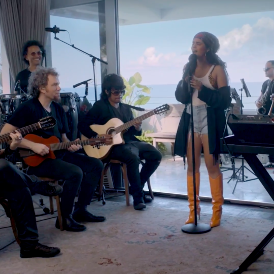 💃🏻 Відео: Каміла Кабельйо презентувала нову пісню La Buena Vida з ансамблем маріачі 