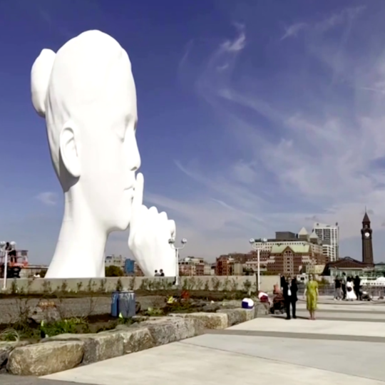 🤫 U Nju-Jorku vstanovyly 24-metrovu skuľpturu žinočoї golovy: video