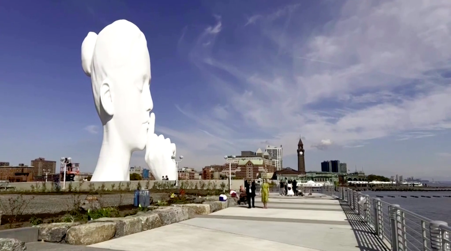 🤫 У Нью-Йорку встановили 24-метрову скульптуру жіночої голови: відео