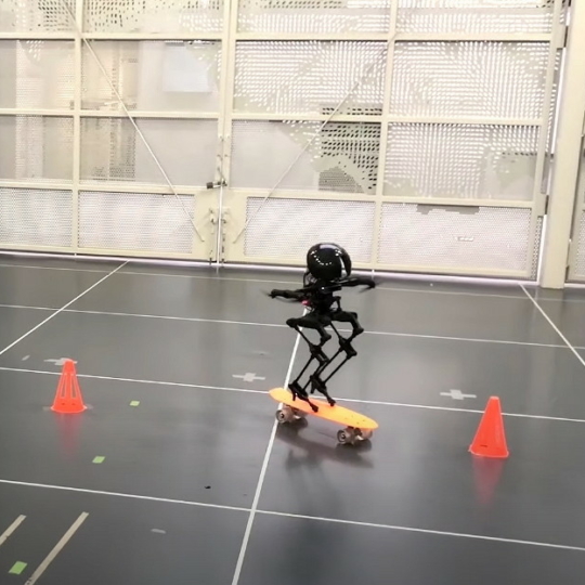 🛹 Розробники створили робота-дрона, який може кататись на скейті