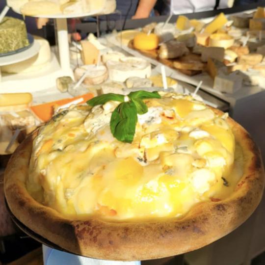 🍕 У Франції встановили новий світовий рекорд, приготувавши піцу з 834 видів сиру