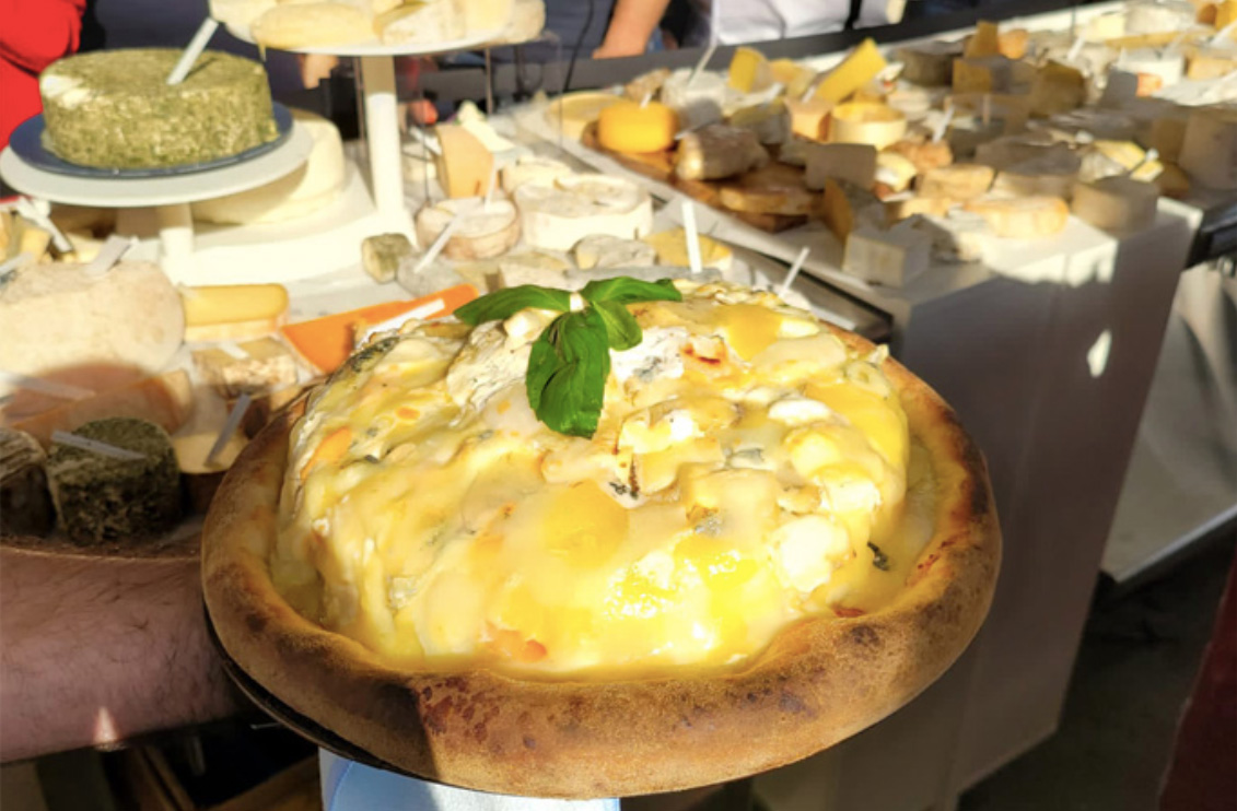 U Franciї vstanovyly novyj svitovyj rekord, prygotuvavšy picu z 834 vydiv syru