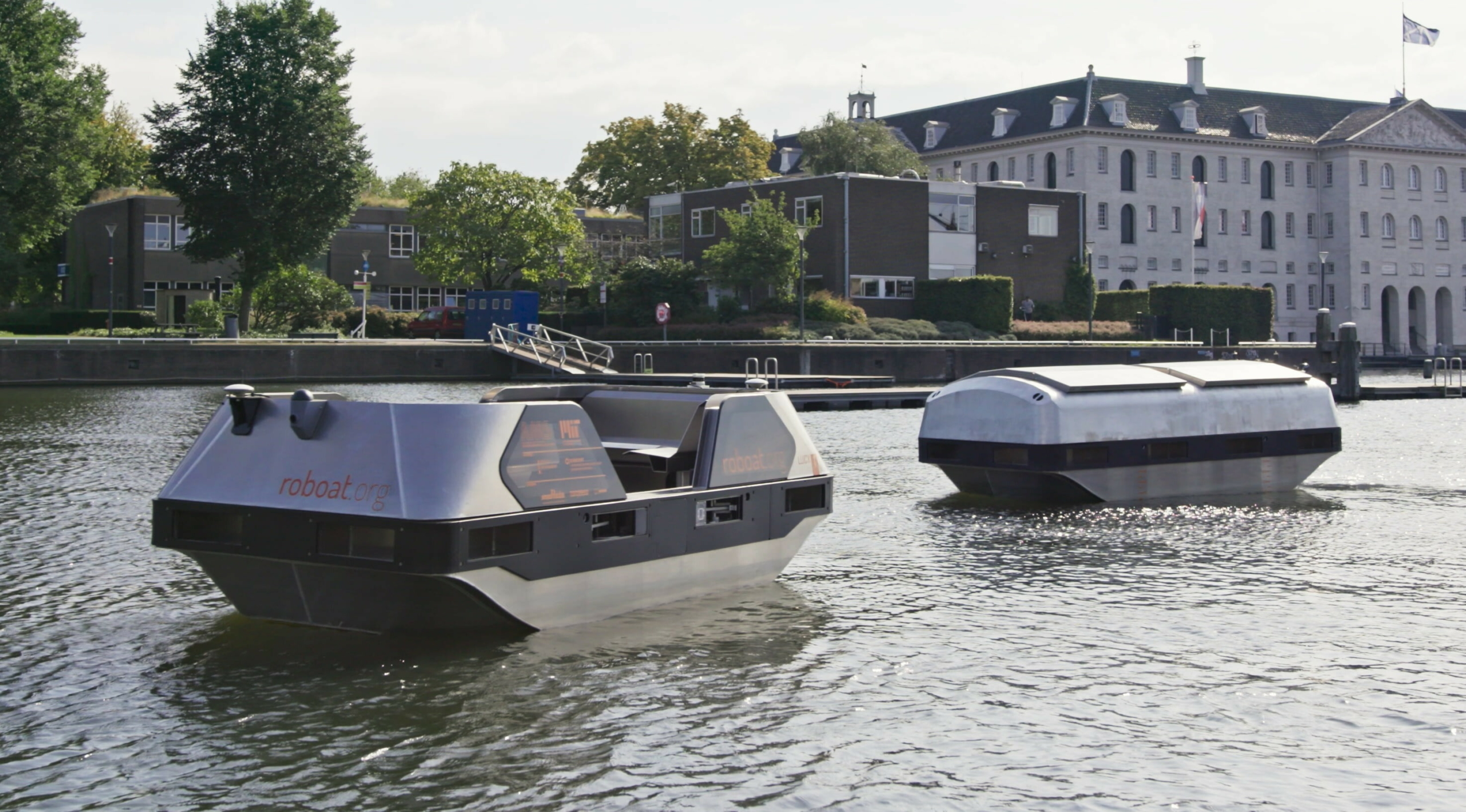 🚤 У Амстердамі курсують човни на автокеруванні — перевозять пасажирів та збирають сміття 