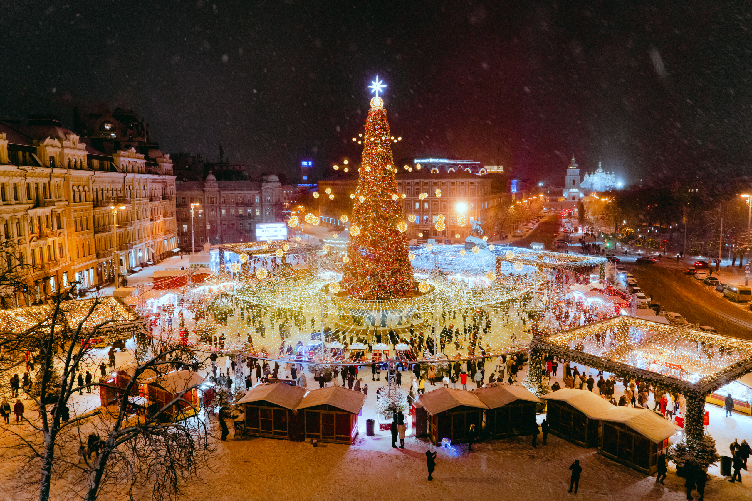 🎄 Створили безкоштовний фотобанк світлин столиці на новорічні свята