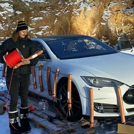 💣 Video: vlasnyk Tesla pidirvav svoju avtivku čerez dorogyj remont