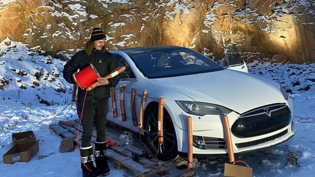 💣 Відео: власник Tesla підірвав свою автівку через дорогий ремонт