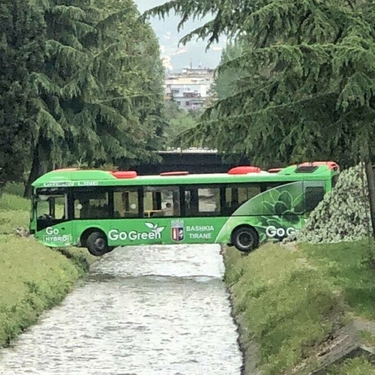 🚌 U Albaniї čerez DTP avtobus zastrjag nad ričkoju — jogo proponujuť peretvoryty na art-ob'jekt 