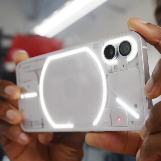 💡 Nothing показала напівпрозорий смартфон зі світломузикою — у нього 900 світлодіодів