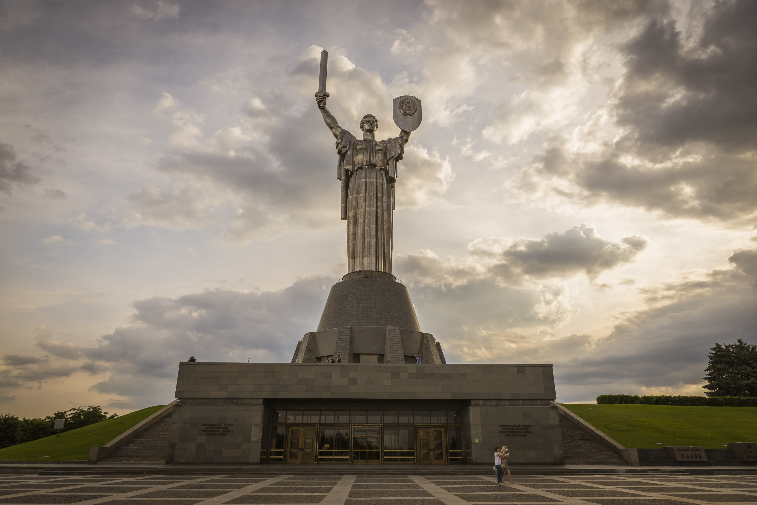 🤔 Стартувало голосування, що робити із гербом СРСР на щиті монумента «Батьківщина-мати»