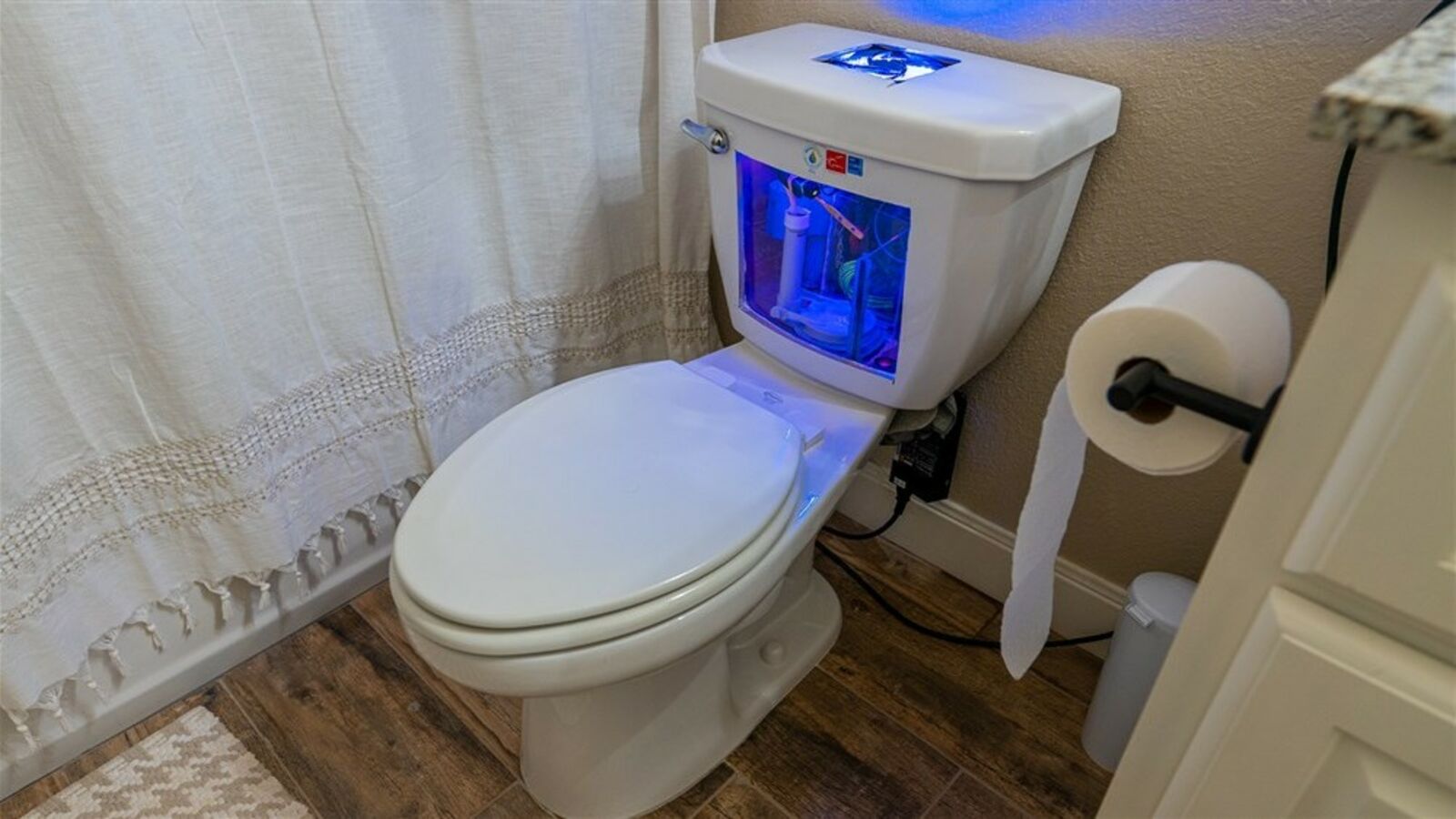 🚽 Блогер вмонтував ПК в унітаз — і комп'ютер, і сантехніка працює