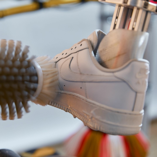 🤖 Nike vynajšov robota, čystyť ta remontuje krosivky