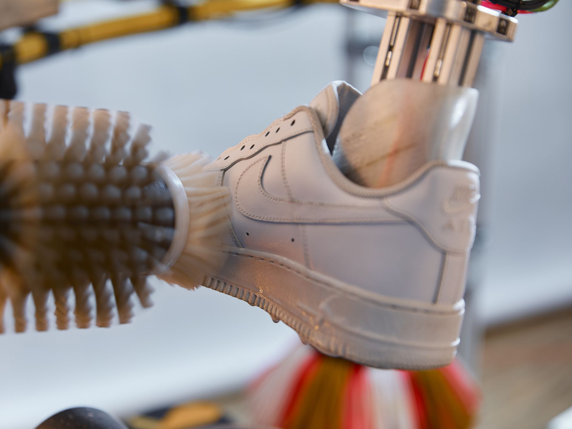 🤖 Nike винайшов робота, чистить та ремонтує кросівки