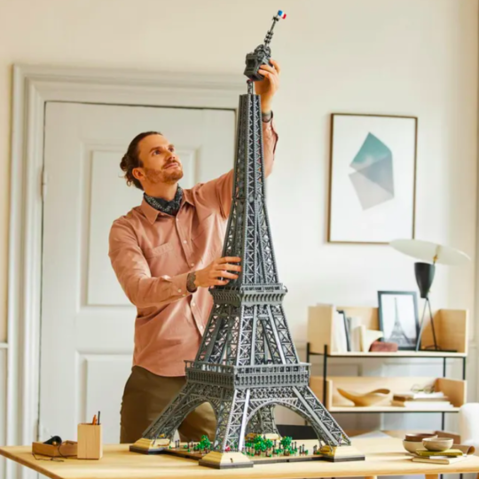 🗼 LEGO показала найвищий конструктор у вигляді Ейфелевої вежі
