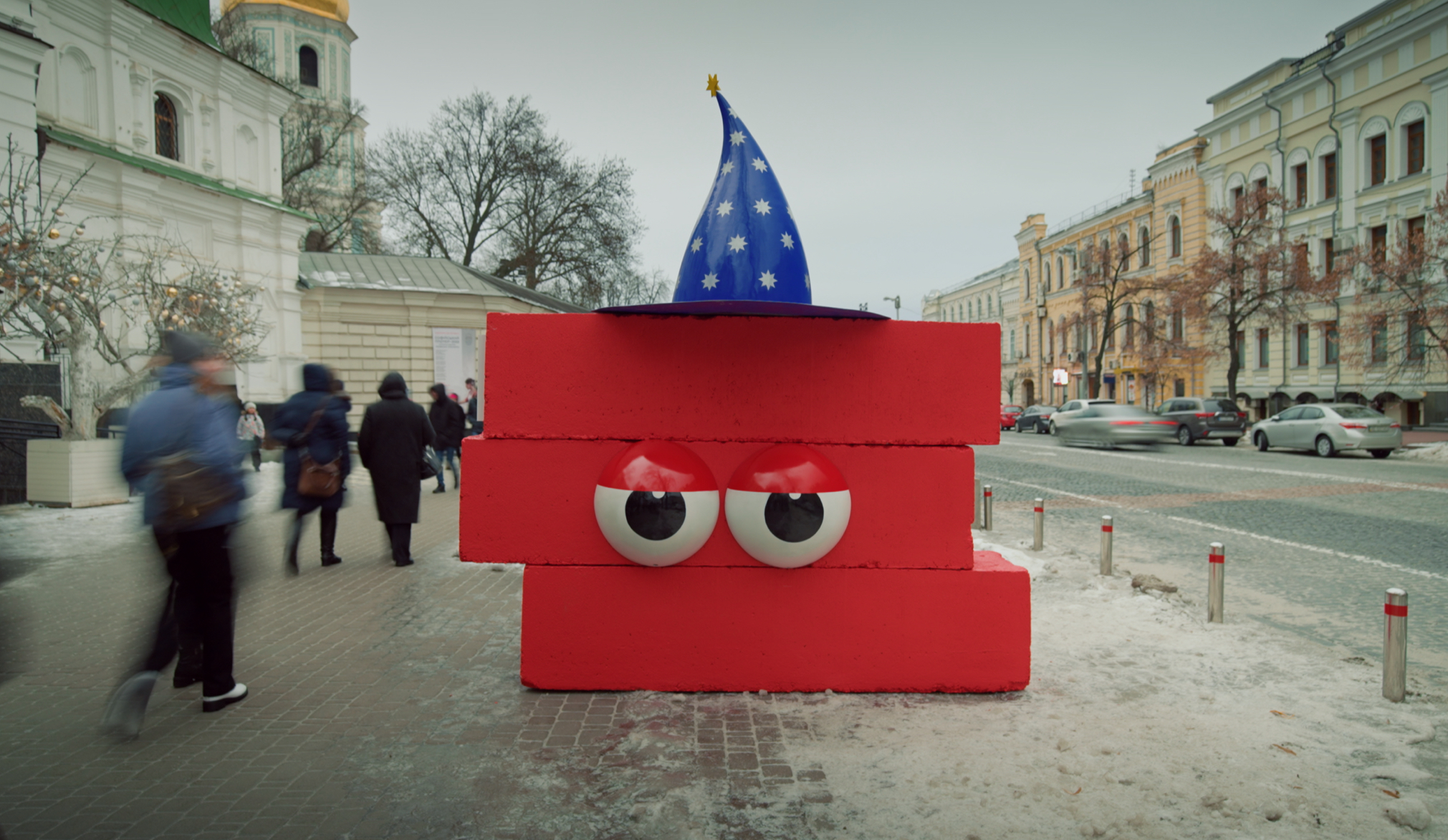 U Kyjevi betonni bloky vid kolyšnih blokpostiv peretvoryly na kazkovyh geroїv  