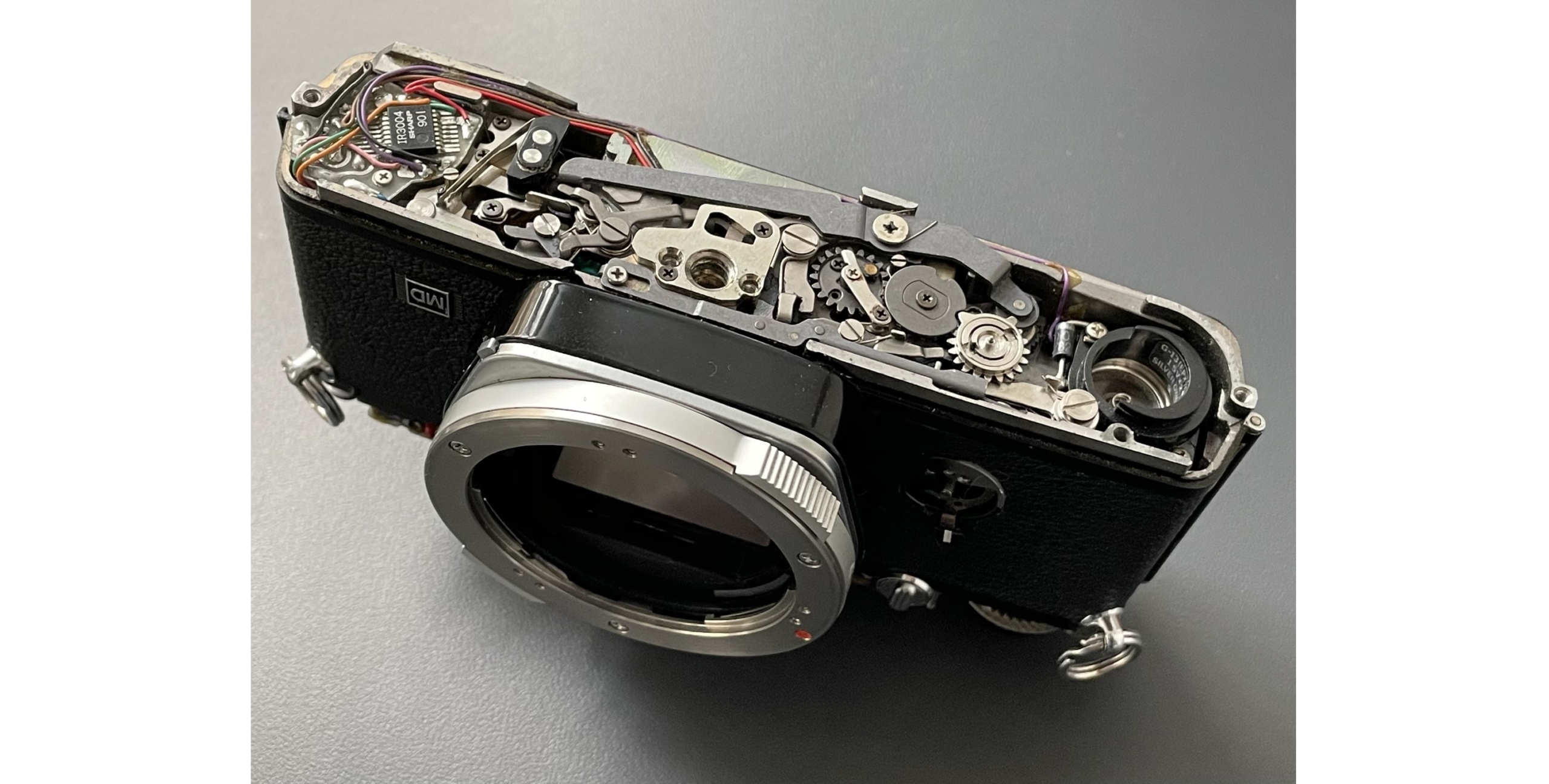 Odna z analogovyh kamer u častkovo rozibranomu vygljadi, posylannja na foto: https://www.ifixit.com/News/47088/finding-and-fixing-an-old-film-camera-part-1-the-road-to-olympus