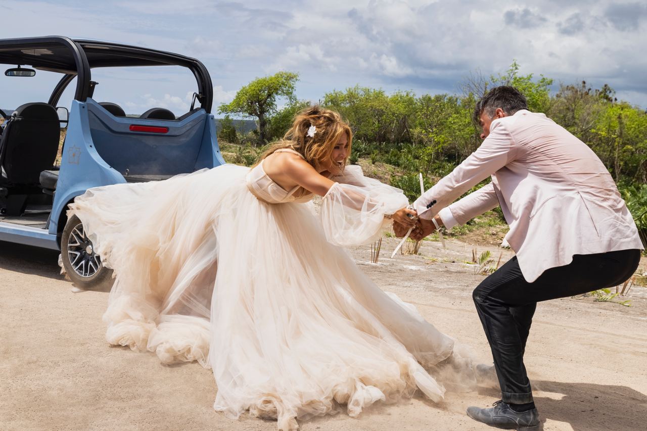 👰🏻‍♀️ Dyviťsja ukraїnśkyj trejler komediї «Nestrymne vesillja» z Džennifer Lopes