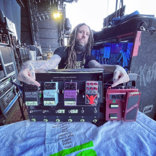 😁 Гітарист Korn неочікувано знявся в рекламі магазину меблів