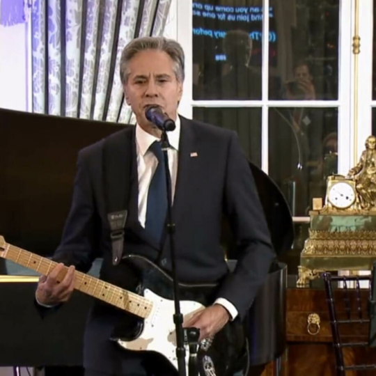 🎸 Блінкен презентував «музичну дипломатію» США, зігравши блюз на гітарі