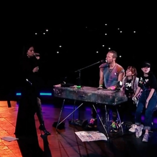😍 Coldplay, Селена Гомес і HER виступили разом з піснею Let Somebody Go
