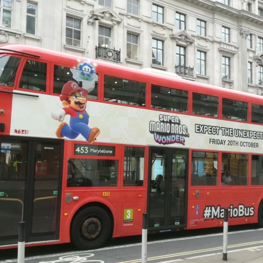 🚌 У Лондоні запустили автобуси на честь Super Mario Wonder