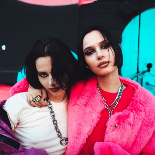 🎧 Близнючки Bloom Twins презентують стильний та зухвалий сингл Pretty in Pink
