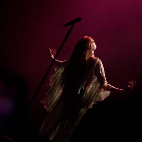 🎧 Гурт Florence + the Machine випустив саундтрек до серіалу The New Look від Apple