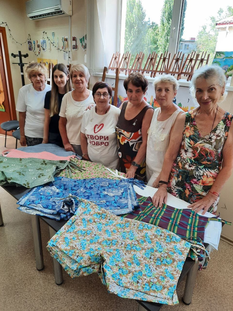 У Кривому Розі волонтерки шиють білизну для лікарень та ВПО
